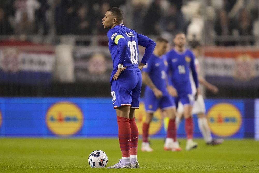 刘璇陪5岁女儿练体操，手持长棍严厉还疲惫，住300平豪宅又大又乱